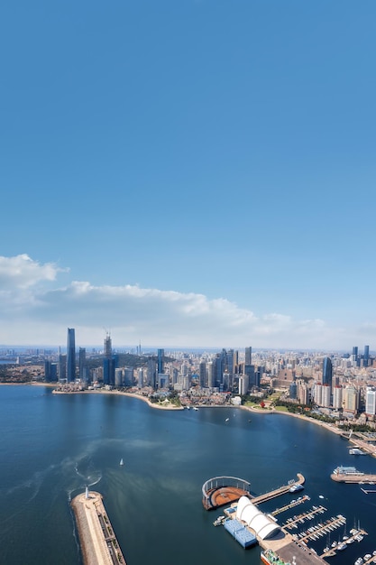 Fotografia aerea del paesaggio urbano moderno di architettura a Qingdao Cina