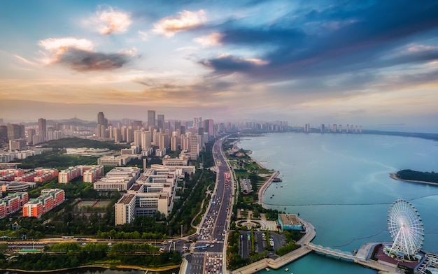 Fotografia aerea dell'orizzonte del paesaggio di architettura della città della costa occidentale di Qingdaoo