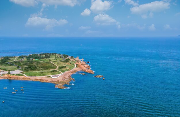 Fotografia aerea della costa dell'isola