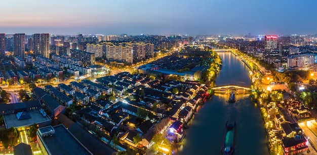 Fotografia aerea della vista notturna degli antichi edifici sul ponte Gongchen a Hangzhou