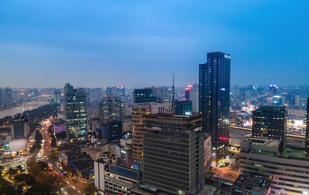Fotografia aerea della vista notturna del paesaggio dell'architettura della città di Ningbo