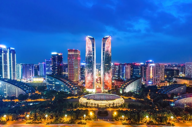 Fotografia aerea della vista notturna dell'orizzonte dell'edificio moderno del centro finanziario di Chengdu