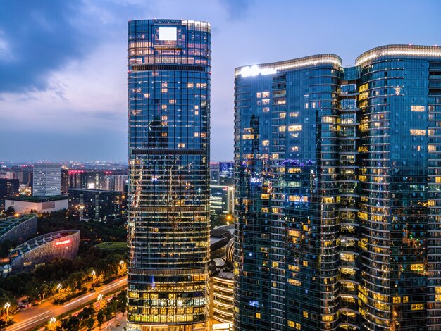 Fotografia aerea della vista notturna dell'orizzonte dell'edificio moderno del centro finanziario di Chengdu