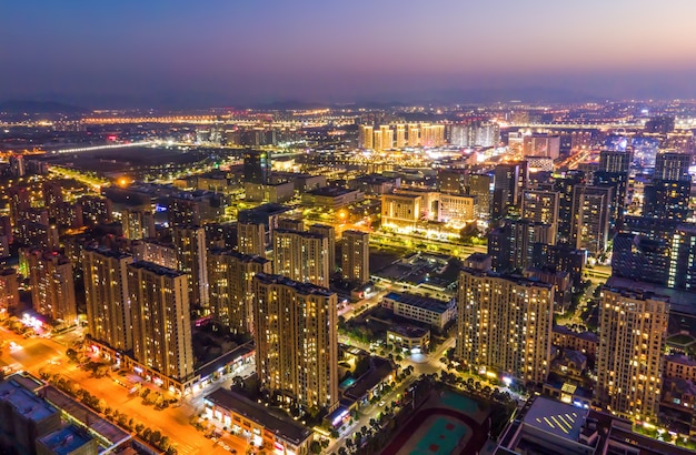 Fotografia aerea della vista notturna dello skyline di architettura urbana di Ningbo, Zhejiang