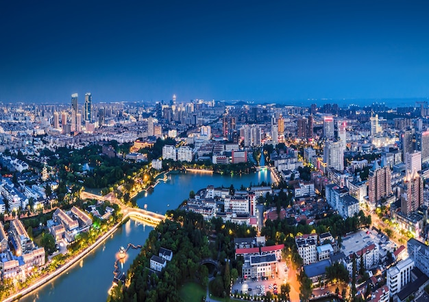 Fotografia aerea dello scenario della città di Nantong, Jiangsu di notte