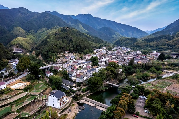 Fotografia aerea di antiche abitazioni di case in pietra a Tonglu Zhejiang