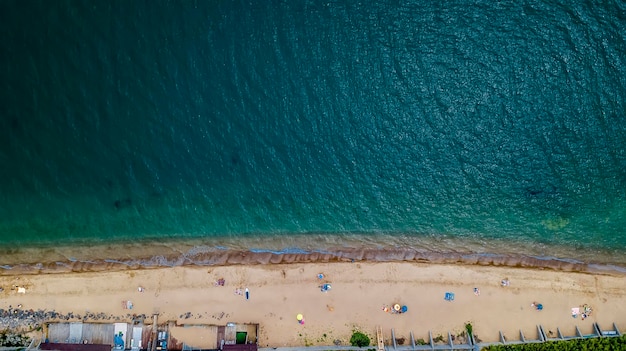 Fotografia aerea di mare e spiaggia sabbiosa con drone