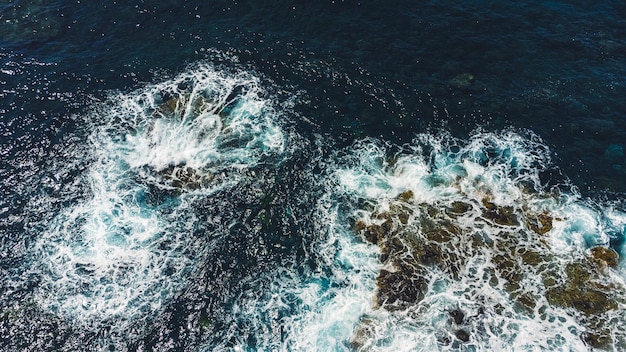 Fotografia aerea di onde che si infrangono sulle rocce