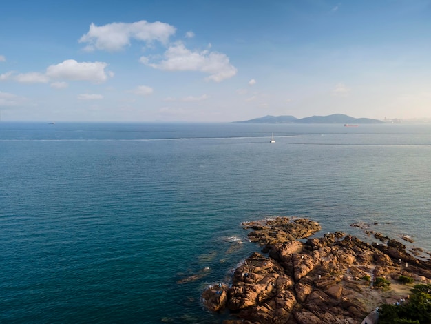 Fotografia aerea di scogliere costiere