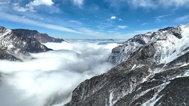 Fotografia aerea di un affascinante scenario naturale di montagna