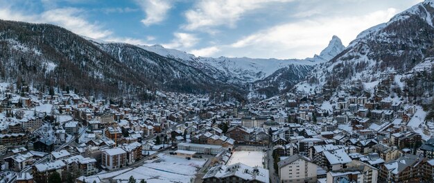 Fotografia aerea di Zermatt in Svizzera mostra chalet e alberghi con tetti di neve