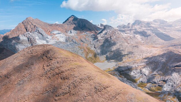 Fotografia aerea realizzata con un drone sopra la vetta dell'Inferno nei Pirenei in Aragona, Spagna, un mare o