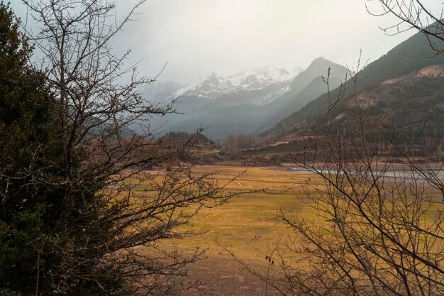 Fotografia aerea scattata da un drone in una grigia giornata di tempesta sopra il bacino idrico di Lanuza a Huesca Lanuza