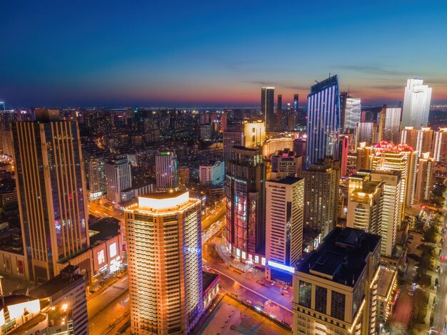 Fotografia aerea vista notturna degli edifici della città moderna a Qingdao, in Cina