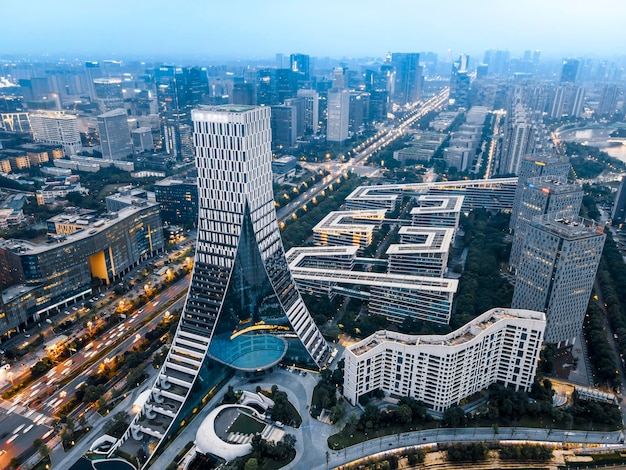 Fotografia aerea vista notturna di edifici moderni nella zona hightech di Chengdu