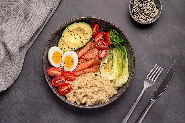 Fotografia alimentare della ciotola di Buddha con salmone