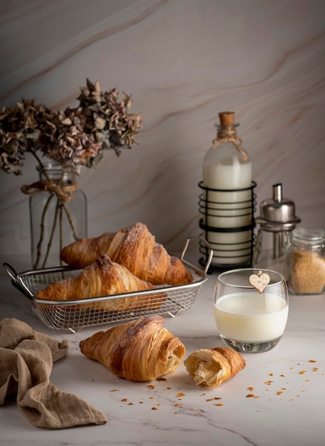 Fotografia alimentare di croissant e latte