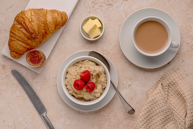 Fotografia alimentare di farina d'avena e croissant