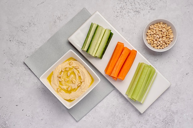 Fotografia alimentare di hummus con verdure