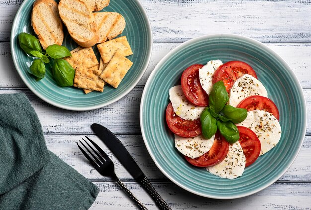 Fotografia alimentare di insalata, mozzarella, pomodoro, basilico, toast