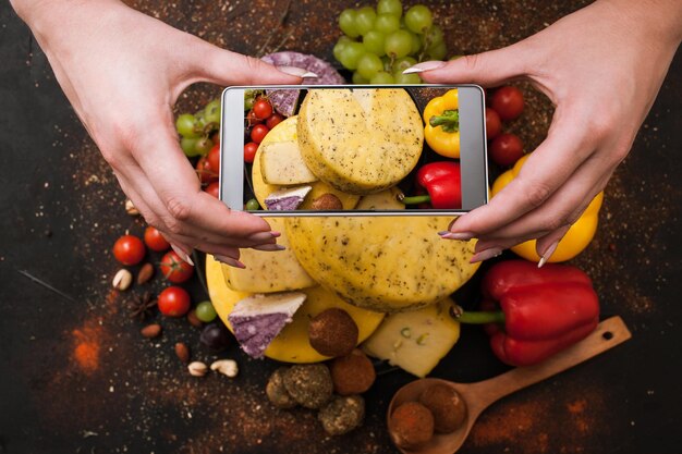 Fotografia alimentare di latticini rustici Vista dall'alto del formaggio Social network e concetto di blog culinario