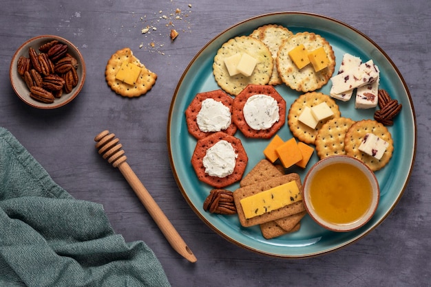 Fotografia alimentare di miele di noci cracker al formaggio