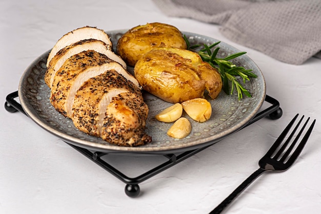 Fotografia alimentare di pollo arrosto con patate