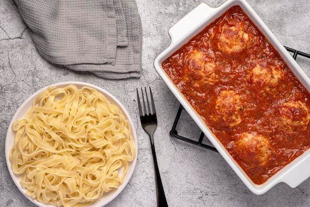 Fotografia alimentare di polpette e tagliatelle