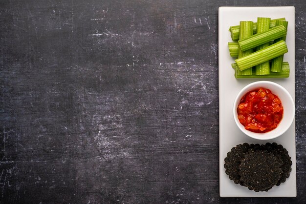 Fotografia alimentare di sedano e salsa di antipasti