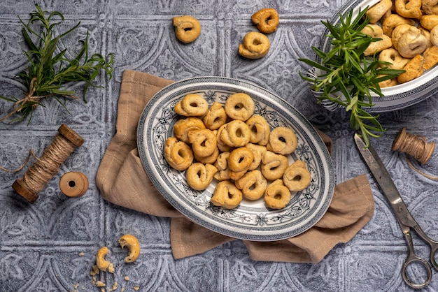 Fotografia alimentare di taralli e rosmarino