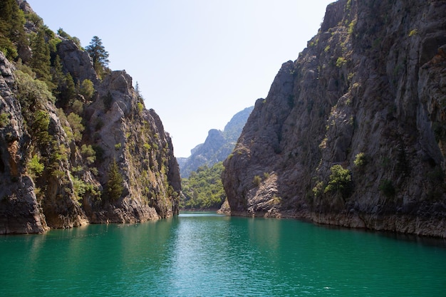 Fotografia artistica sfondo favoloso verde selvaggio vergine natura montagna lago canyon