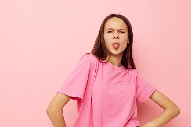 Fotografia bella donna in una maglietta rosa abiti casual stile di vita inalterato