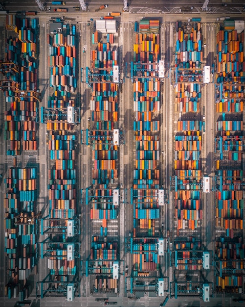 Fotografia completa dei container di carico nel porto