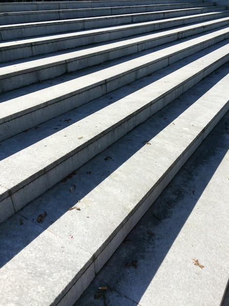 Fotografia completa dei gradini in una giornata di sole