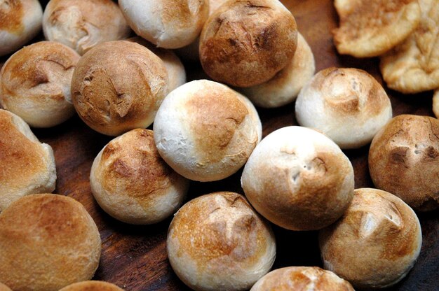 Fotografia completa dei pane sul tavolo