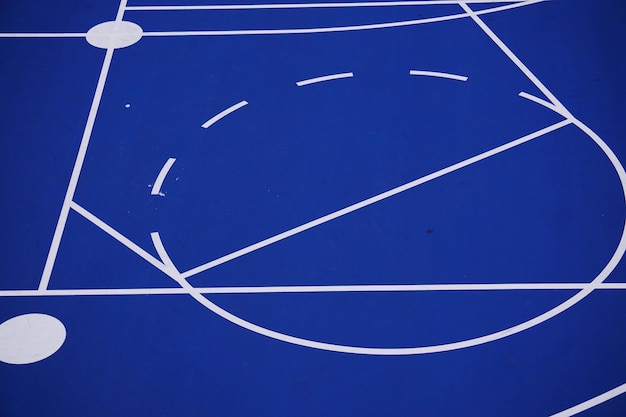 Fotografia completa del campo da basket blu