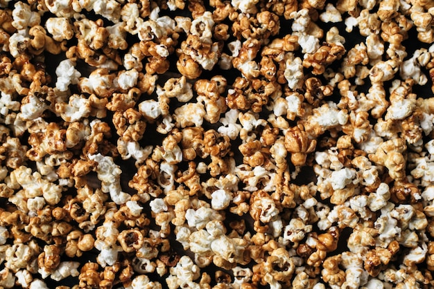 Fotografia completa del popcorn sul tavolo