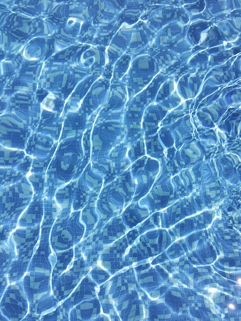 Fotografia completa dell'acqua ondulata nella piscina in una giornata di sole