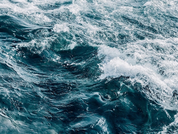 Fotografia completa dell'acqua ondulata