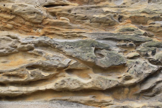 Fotografia completa della formazione rocciosa strutturata