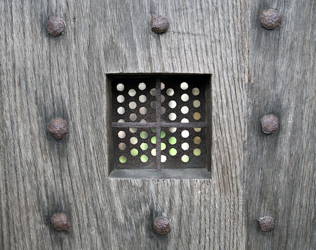 Fotografia completa della vecchia porta di legno