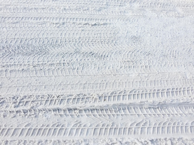Fotografia completa delle tracce dei pneumatici su un campo coperto di neve