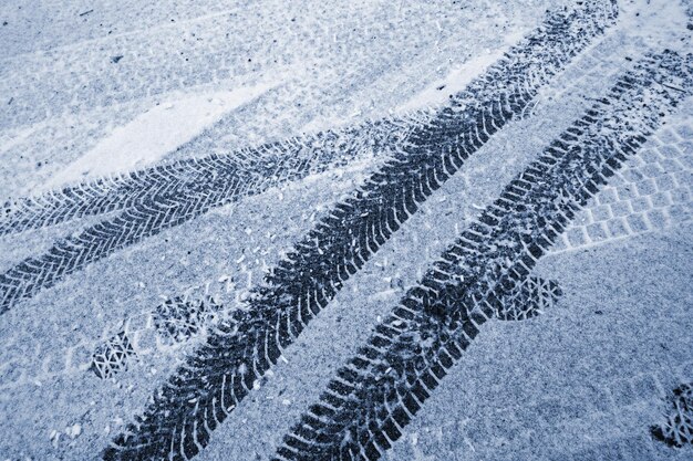 Fotografia completa delle tracce dei pneumatici su un terreno coperto di neve
