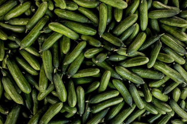 Fotografia completa di cetrioli al mercato