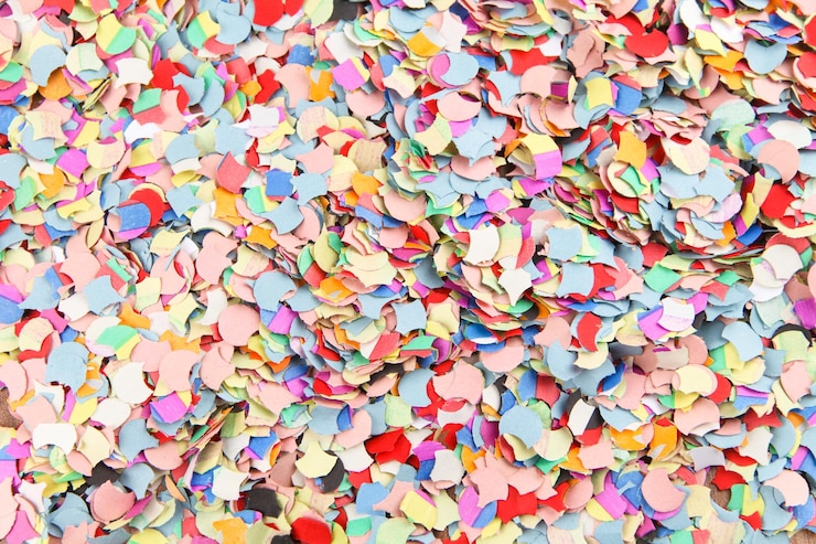 Foto fotografia completa di confetti colorati