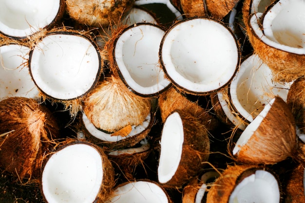 Fotografia completa di noci di cocco tagliate a metà