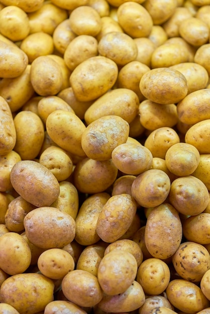 Fotografia completa di patate in vendita alla bancarella del mercato