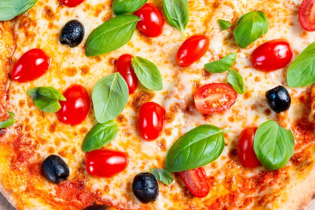 Fotografia completa di pizza fresca
