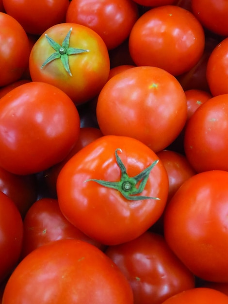 Fotografia completa di pomodori al mercato