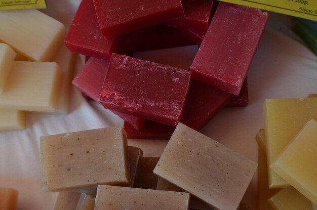 Fotografia completa di sapone fatto in casa multicolore